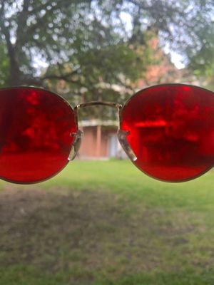 赤いおよび緑ガラスの視野療法のあたりのHONYの自己信任